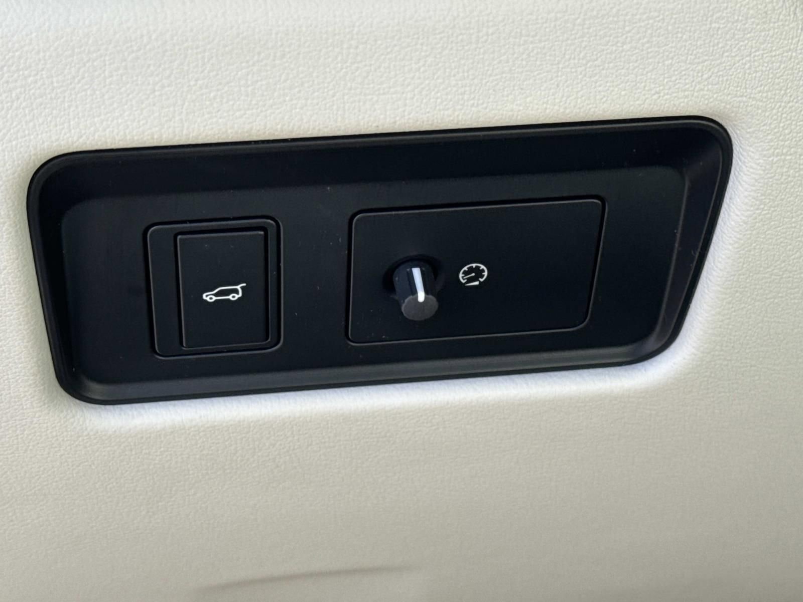 Used 2023 Jaguar F-PACE SVR image 21