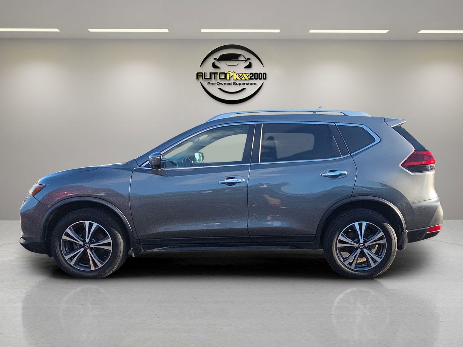 Used 2019 Nissan Rogue SV w/ Premium Package image 4