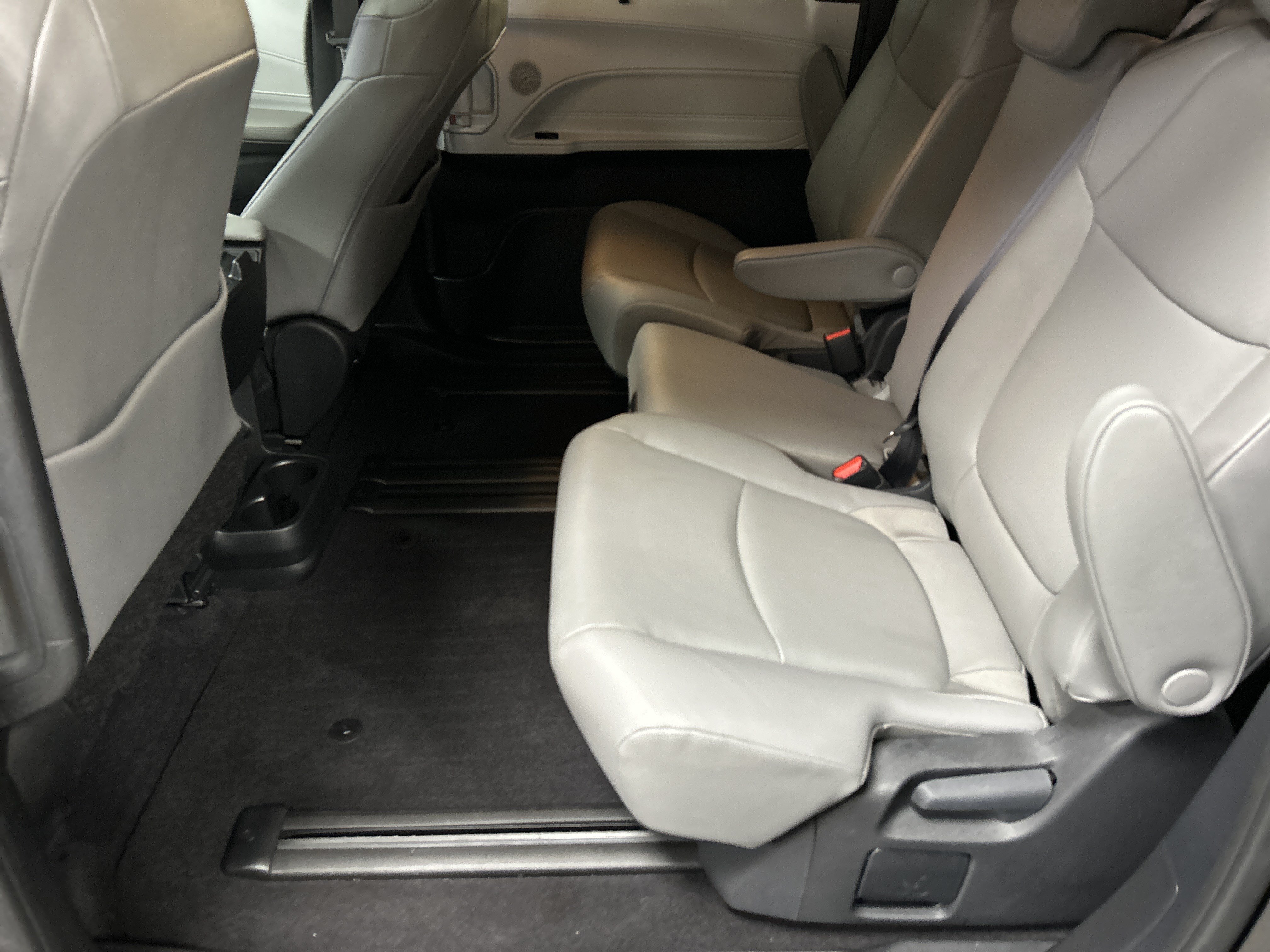 Certified 2025 Toyota Sienna XLE FWD image 32