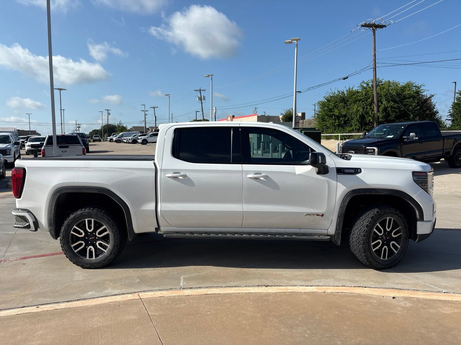 Used 2022 GMC Sierra 1500 AT4 w/ AT4 Preferred Package AWD/4WD image 4