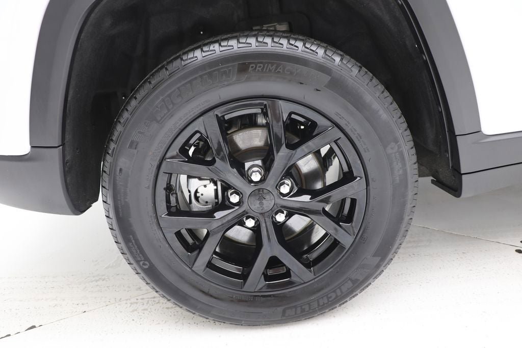 Used 2025 Jeep Grand Cherokee Altitude AWD/4WD image 9