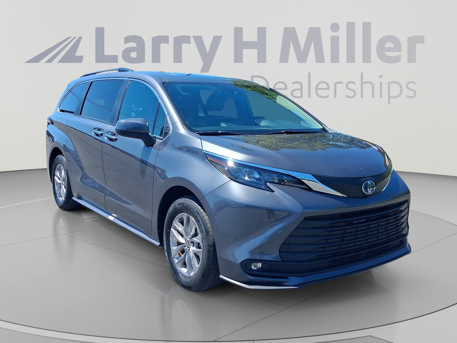 Certified 2025 Toyota Sienna XLE FWD image 7