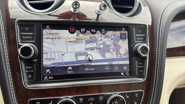 Used 2017 Bentley Bentayga image 17
