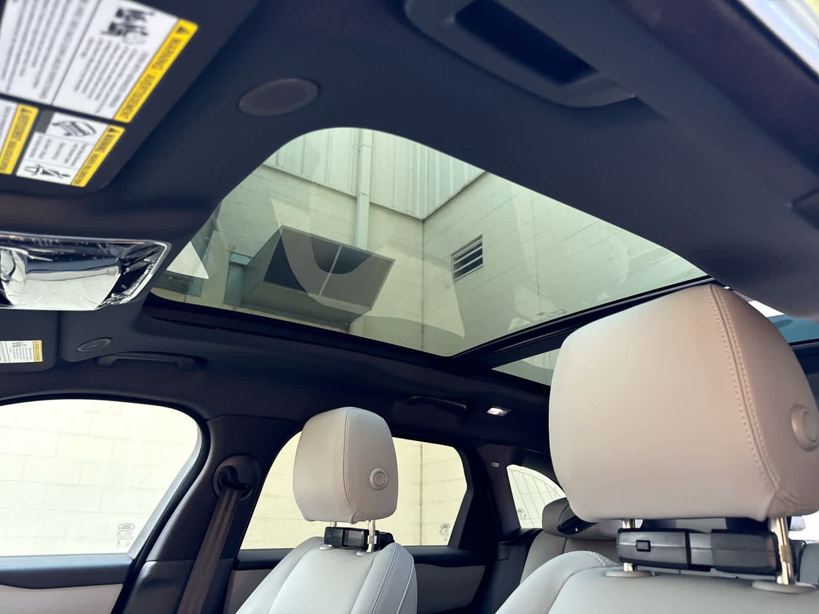 New 2026 Land Rover Range Rover Velar Dynamic SE image 14