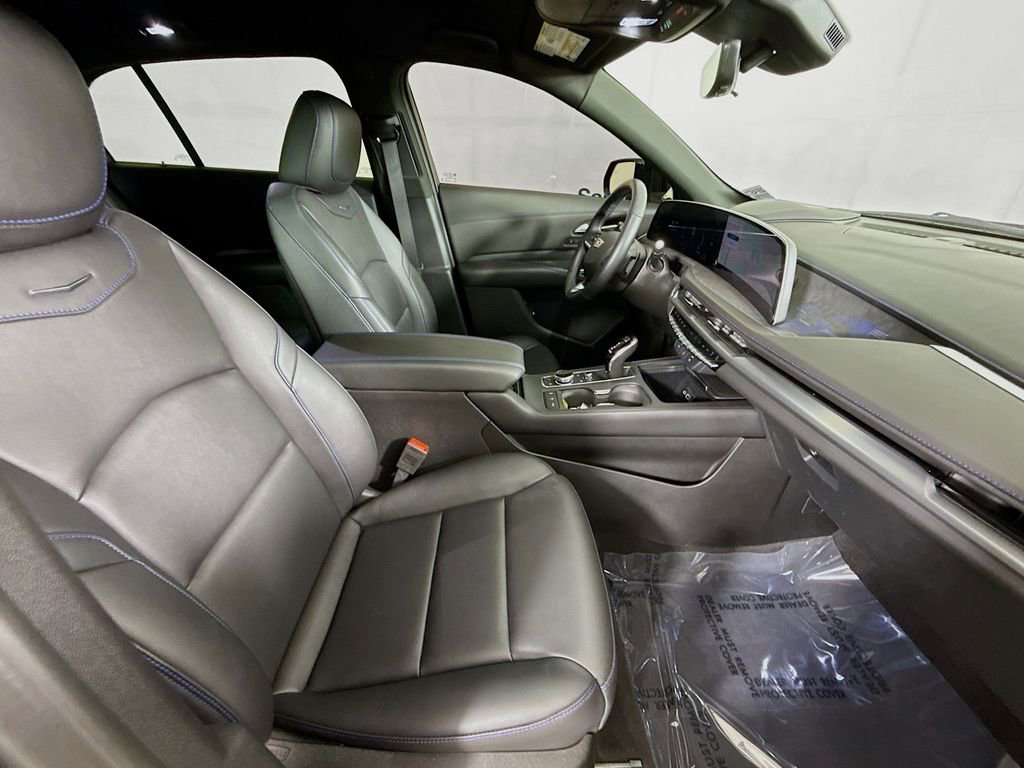 Used 2024 Cadillac XT4 Sport w/ Technology Package image 28