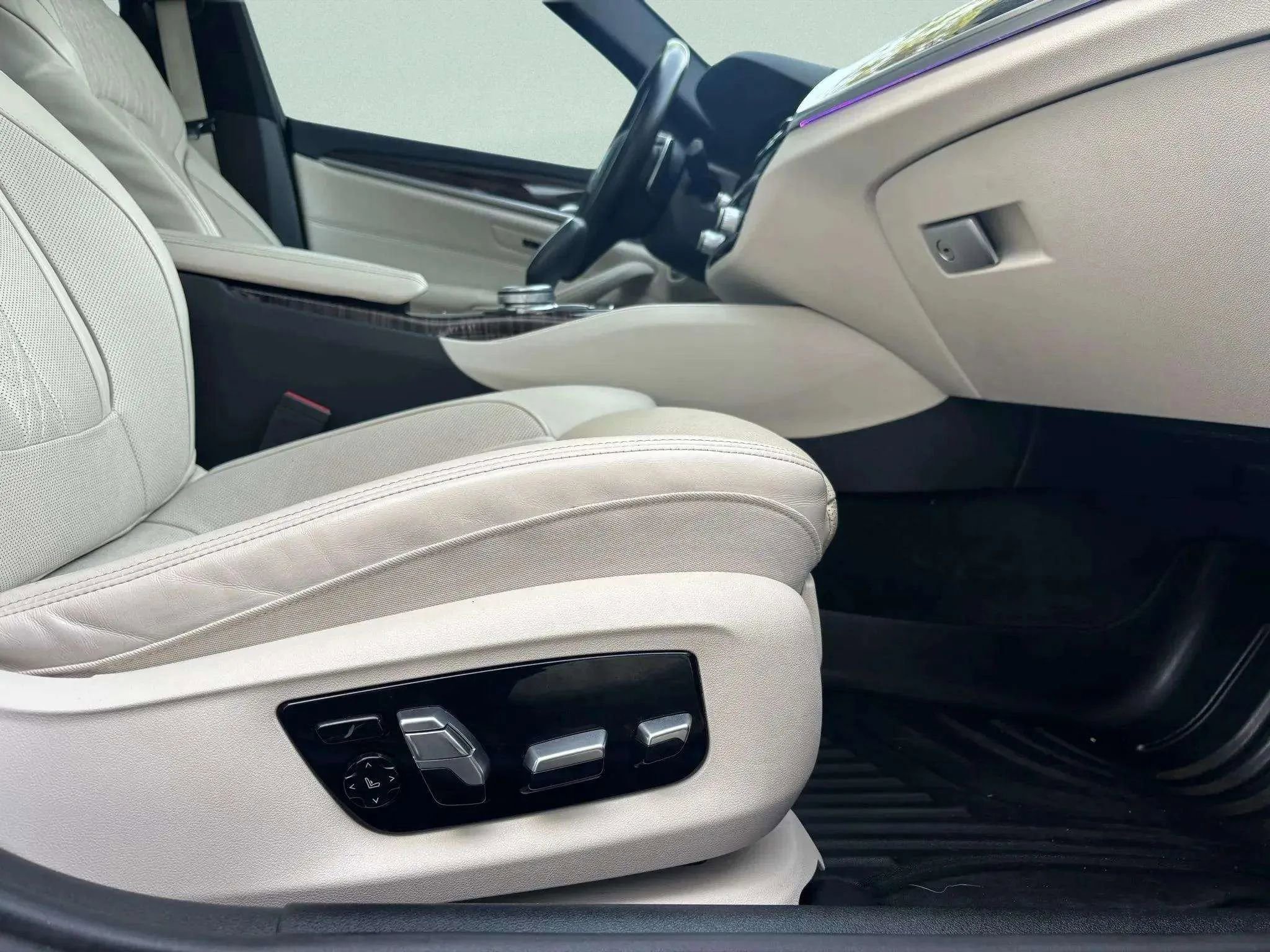 Used 2019 BMW 540i w/ Premium Package image 11