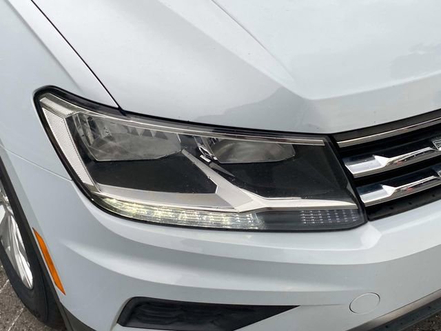 Used 2018 Volkswagen Tiguan SE w/ Panoramic Sunroof Package image 2