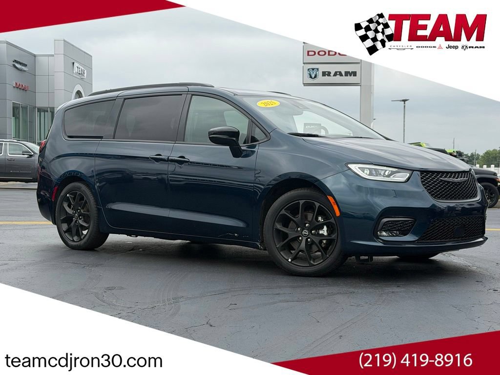 Used 2025 Chrysler Pacifica Limited FWD image 1