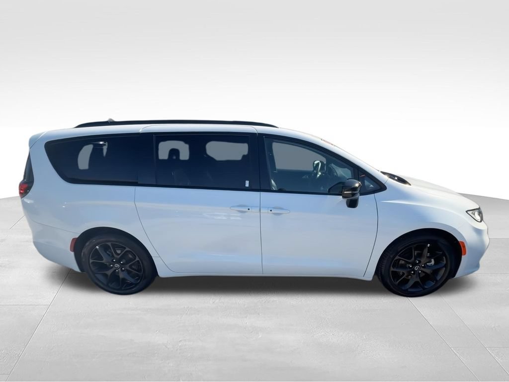 Used 2025 Chrysler Pacifica Limited FWD image 9