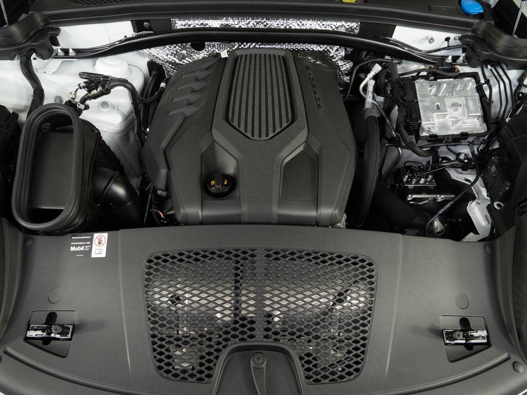 Certified 2026 Porsche Macan AWD/4WD image 35