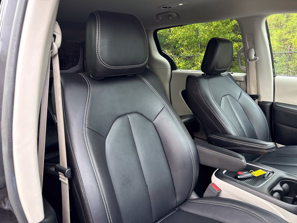 Used 2024 Chrysler Pacifica Touring-L FWD image 40