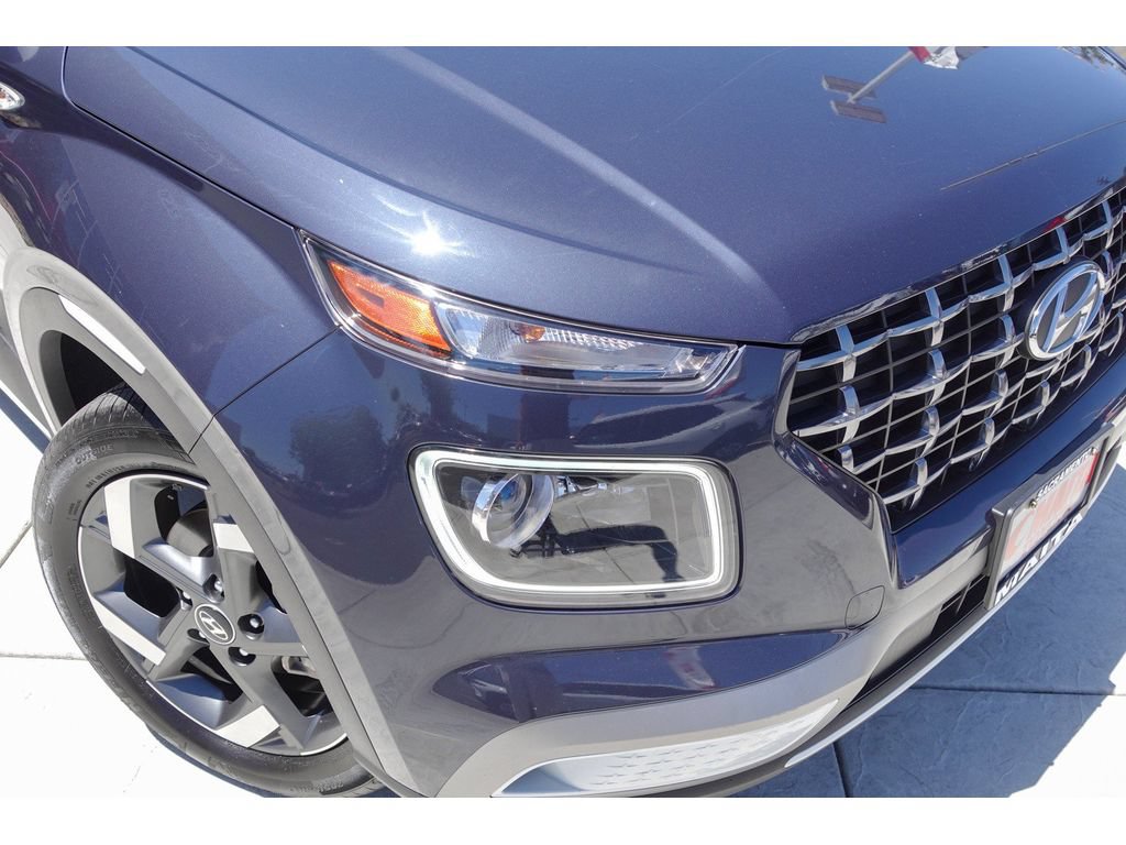 Used 2021 Hyundai Venue FWD video 2