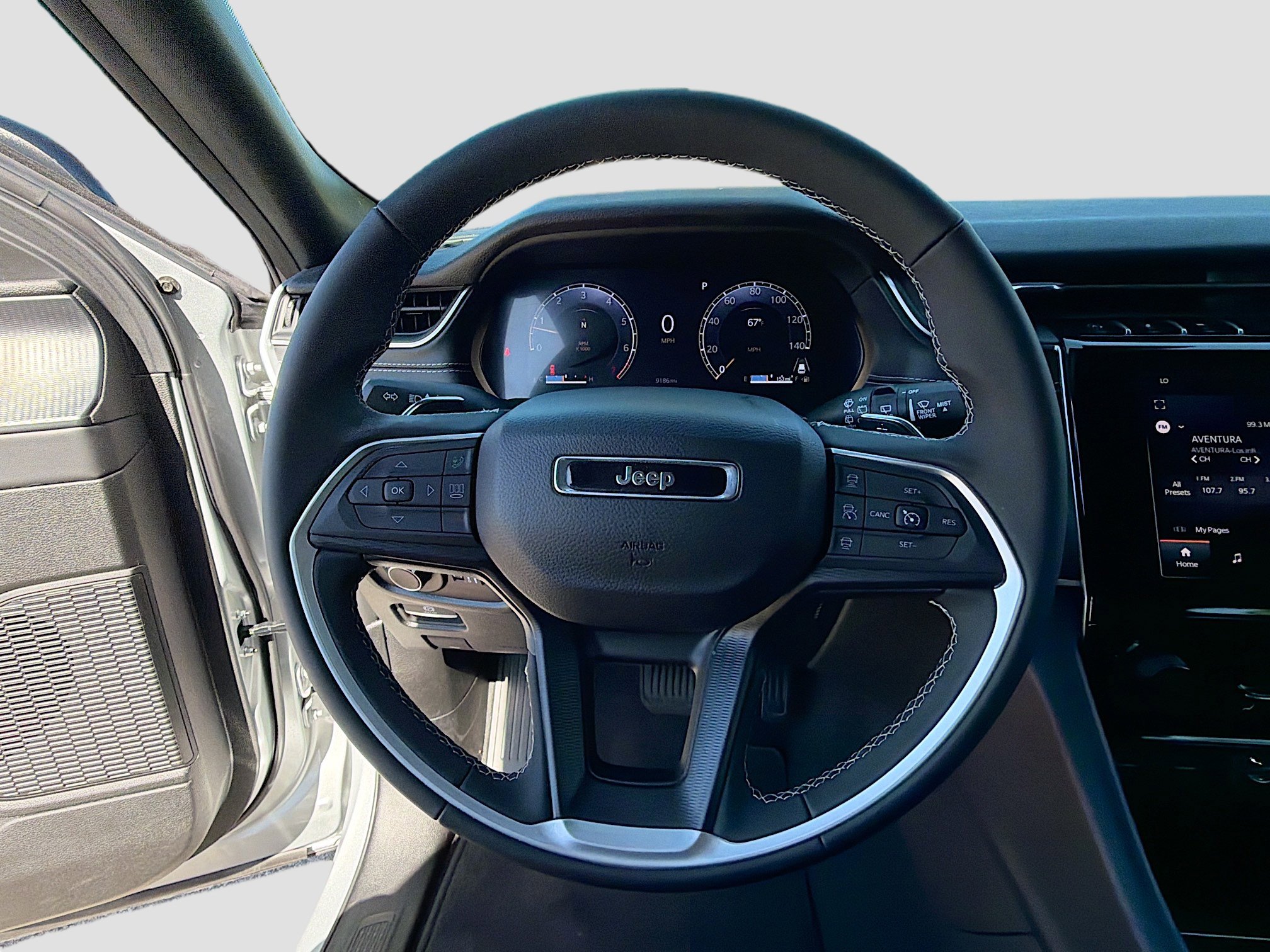 Used 2025 Jeep Grand Cherokee Laredo X image 34