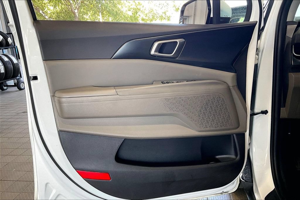 Used 2026 Kia Carnival FWD image 2