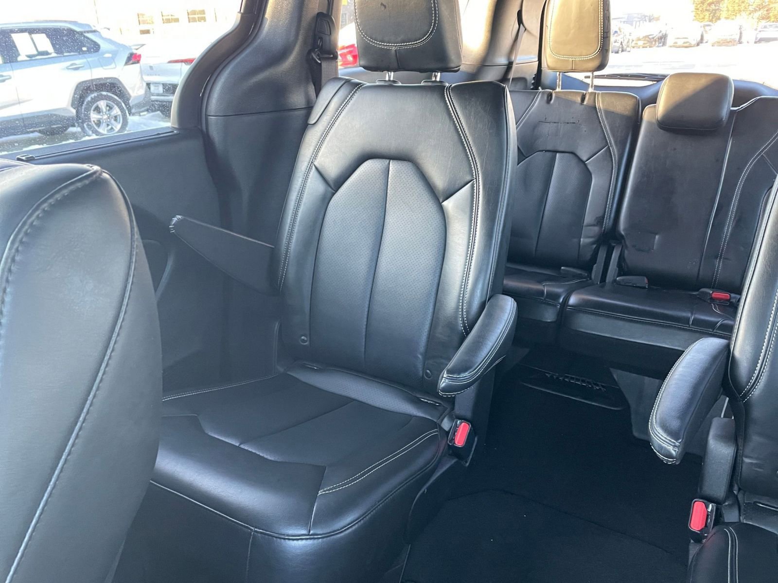 Used 2025 Chrysler Pacifica Select image 42