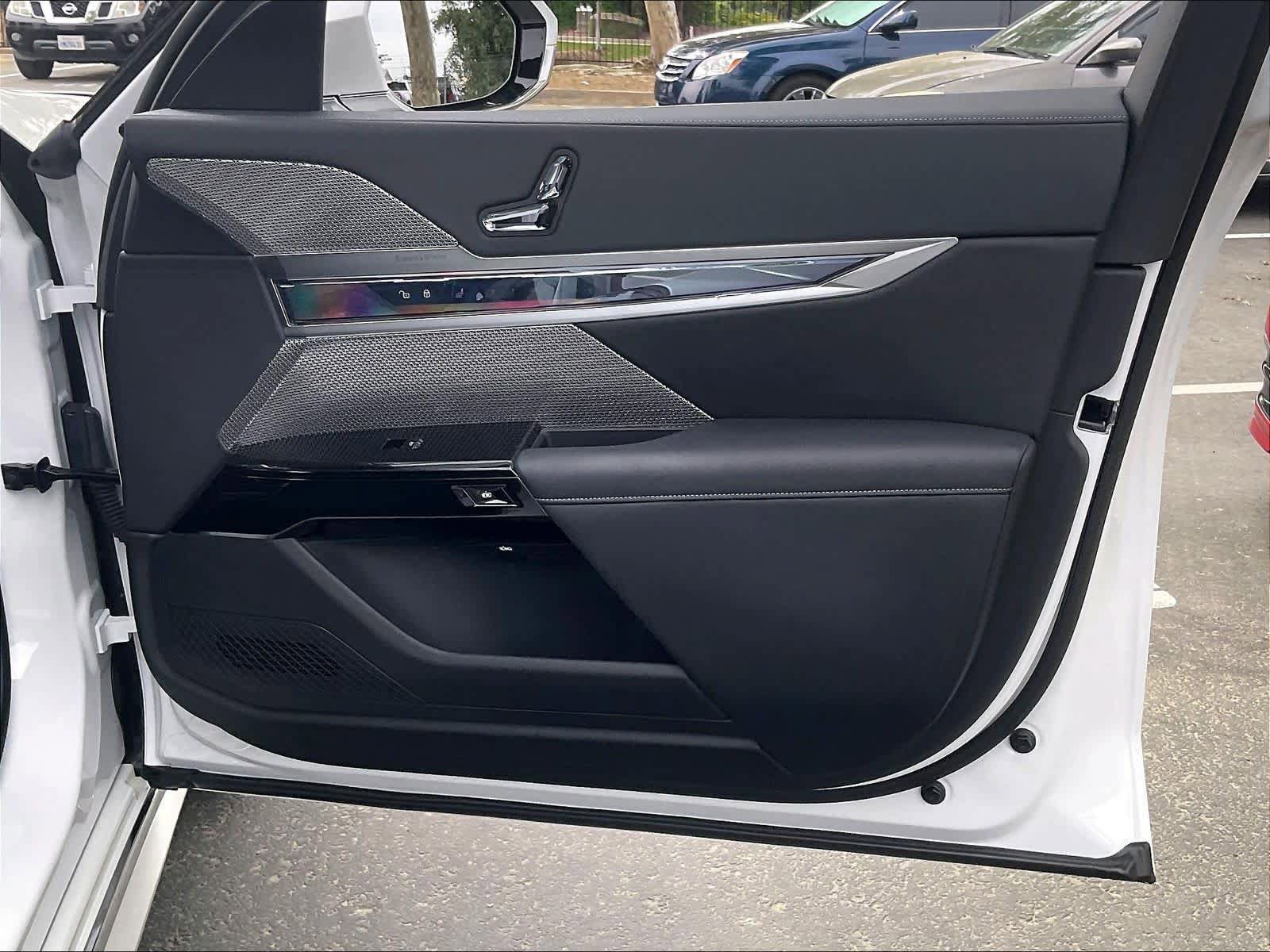 Used 2024 BMW i7 xDrive60 image 25