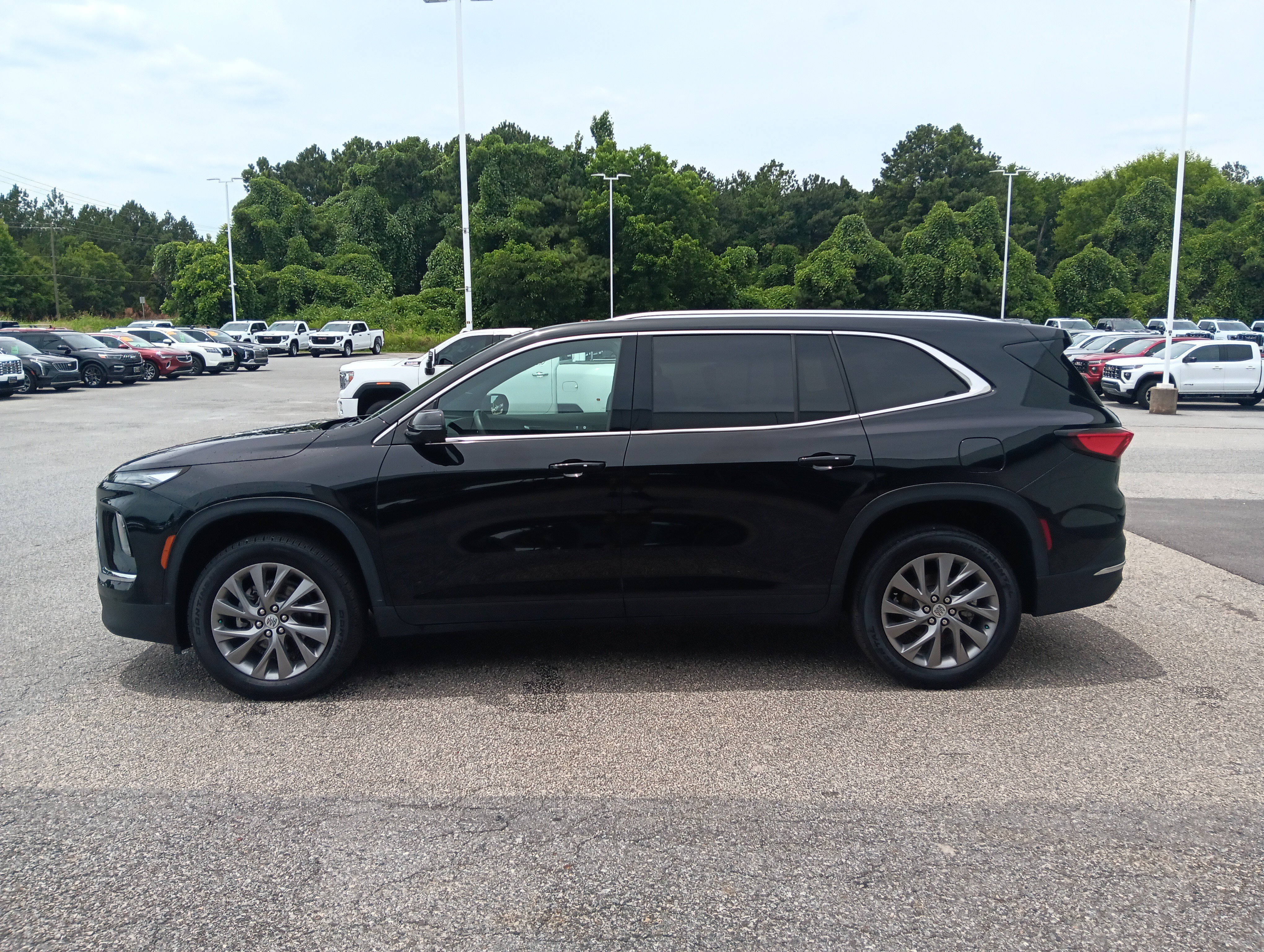 Used 2025 Buick Enclave Preferred AWD/4WD image 3