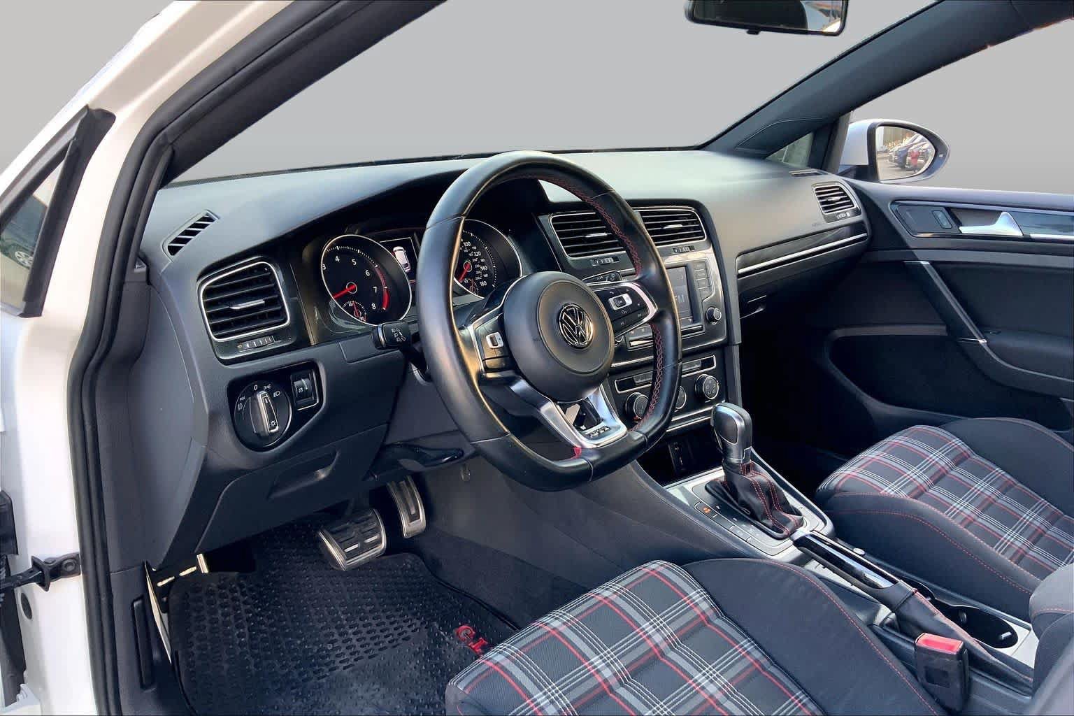 Used 2017 Volkswagen GTI SE FWD image 17