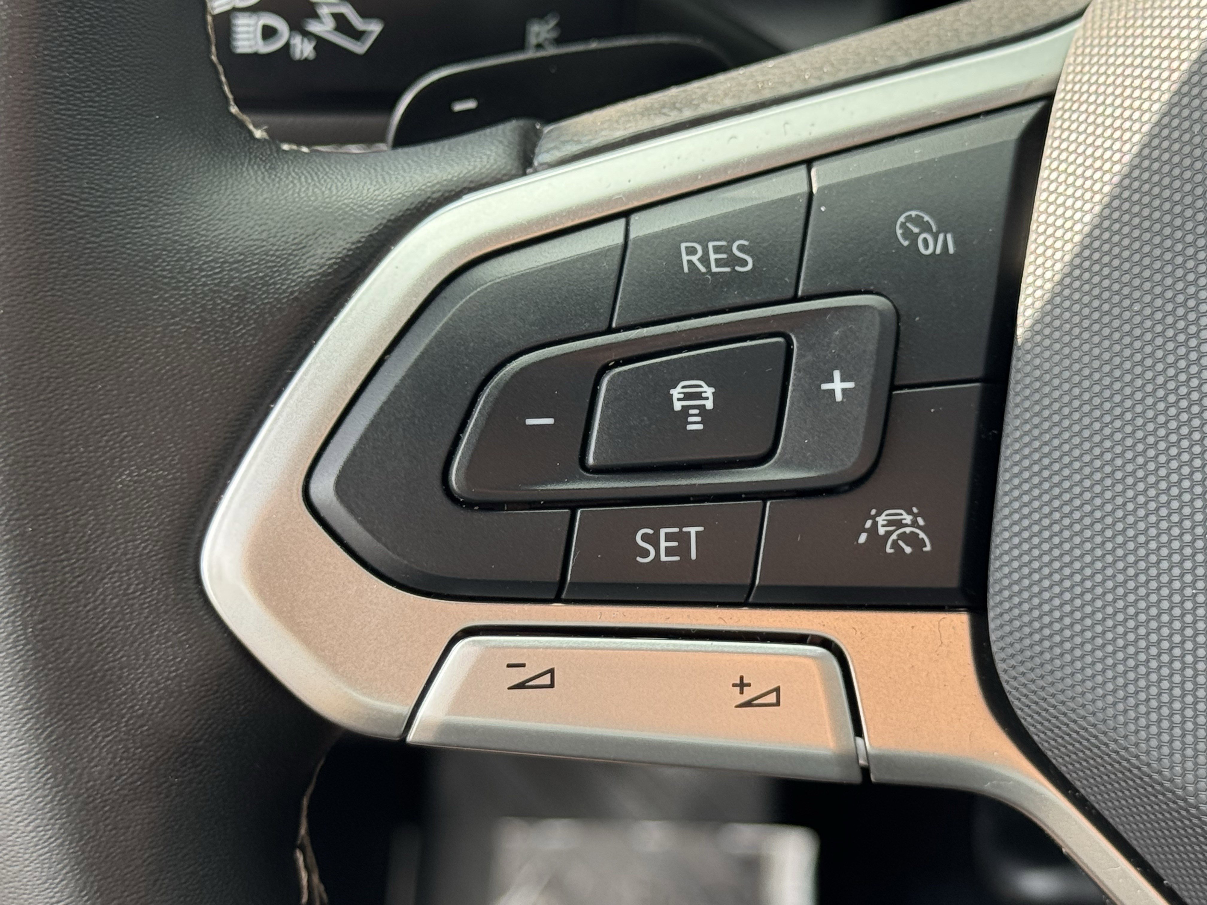 Used 2025 Volkswagen Atlas SE FWD image 24