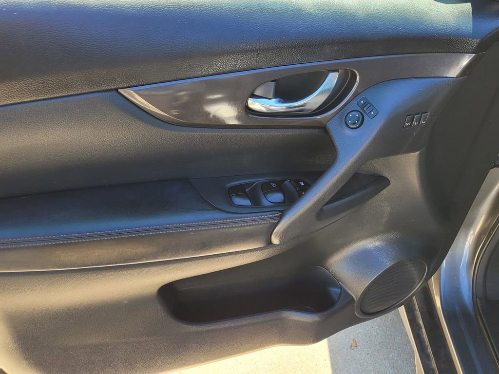 Used 2018 Nissan Rogue SV w/ Sun & Sound Touring Package image 19