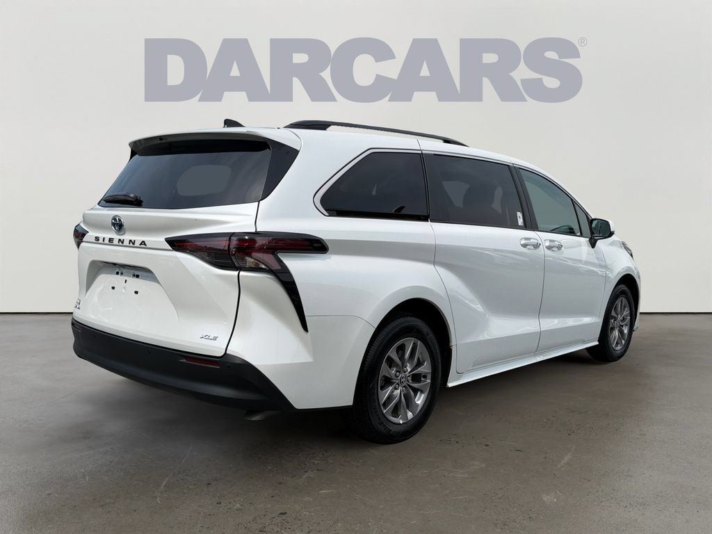 Used 2025 Toyota Sienna XLE AWD/4WD image 6