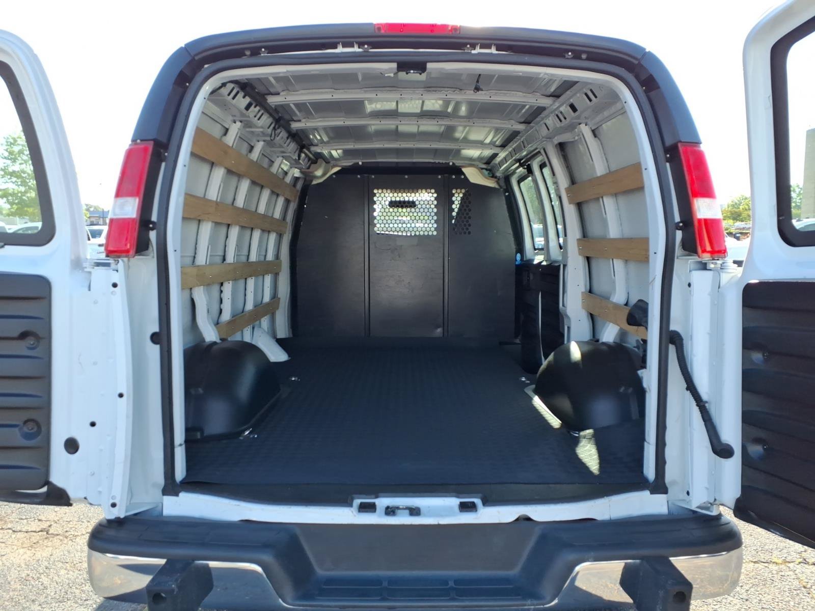 Used 2024 GMC Savana 2500 w/ Driver Convenience Package RWD image 4