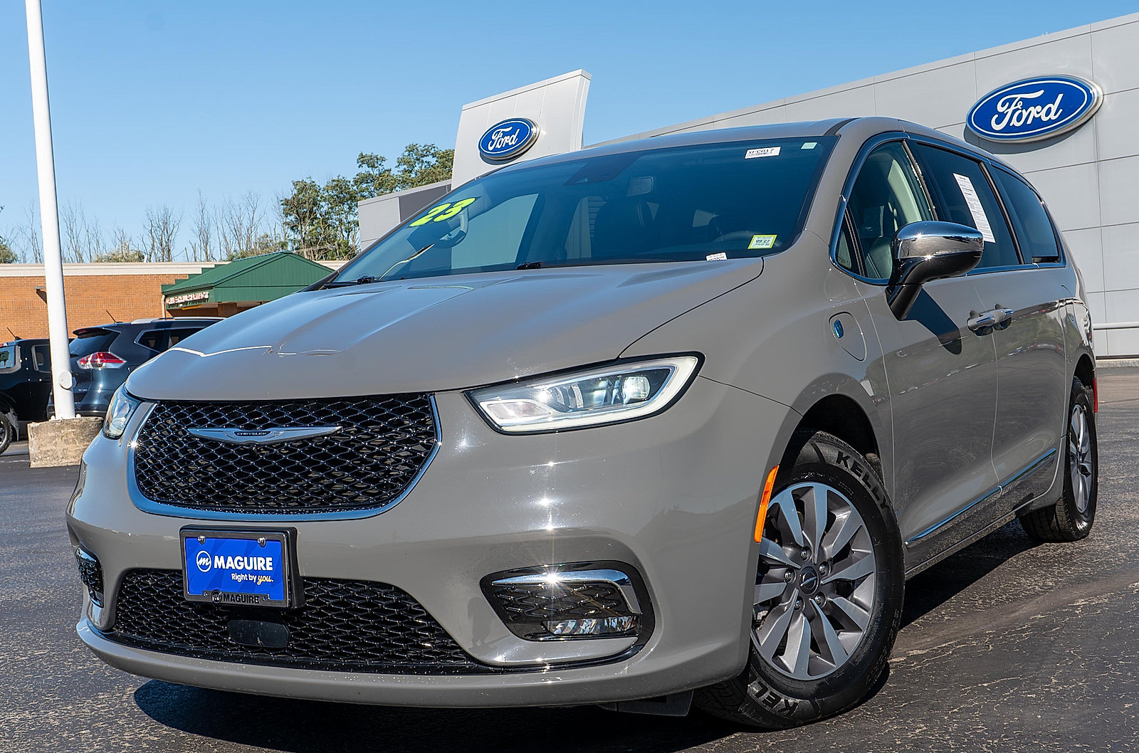 Used 2023 Chrysler Pacifica Limited FWD image 1