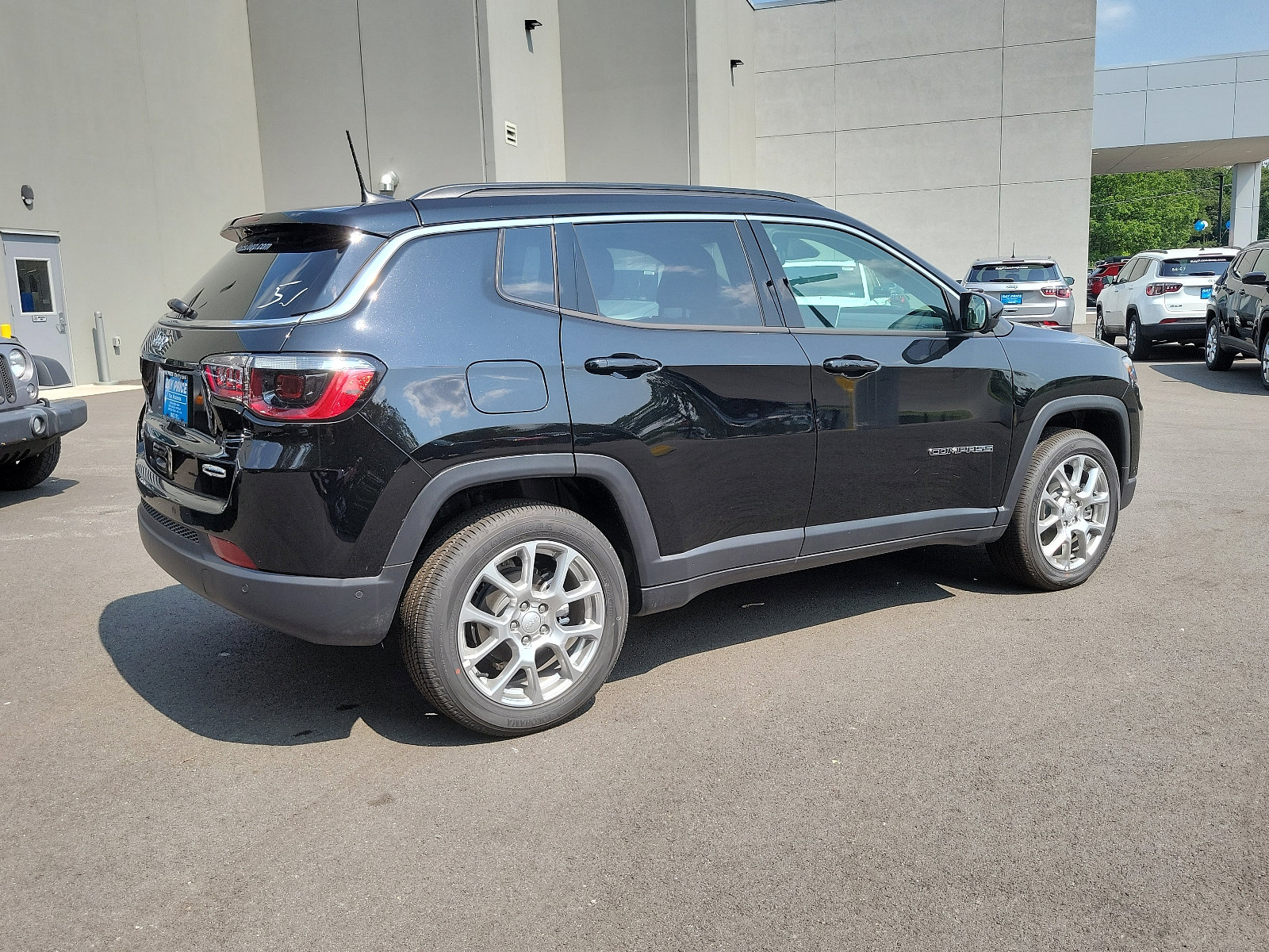 Used 2024 Jeep Compass Latitude image 4