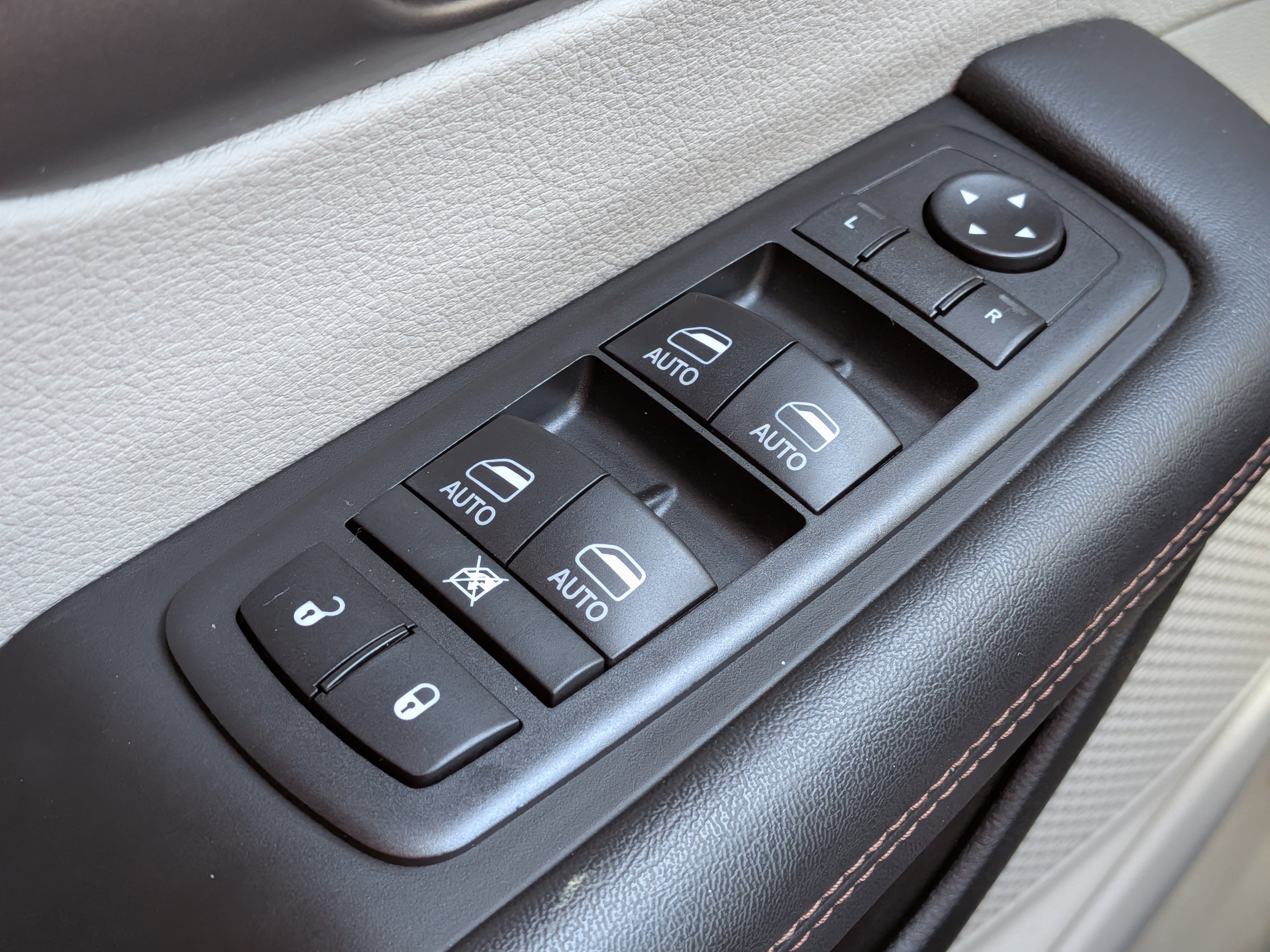 Used 2018 Chrysler Pacifica Touring-L Plus w/ Tire & Wheel Group FWD image 24