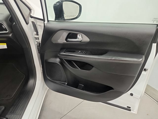 Used 2025 Chrysler Pacifica Select FWD image 30