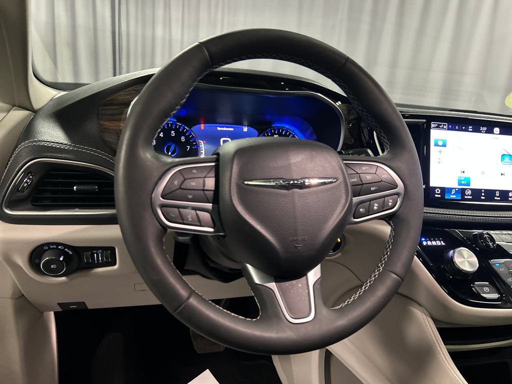 Used 2024 Chrysler Pacifica Limited AWD/4WD image 15