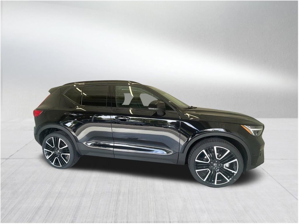 Used 2024 Volvo XC40 B5 Ultimate image 2