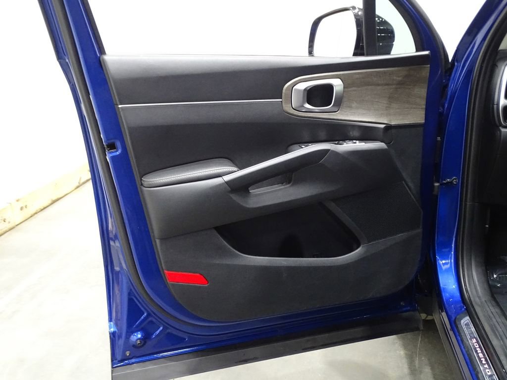 Used 2022 Kia Sorento EX w/ Panoramic Sunroof Package image 18