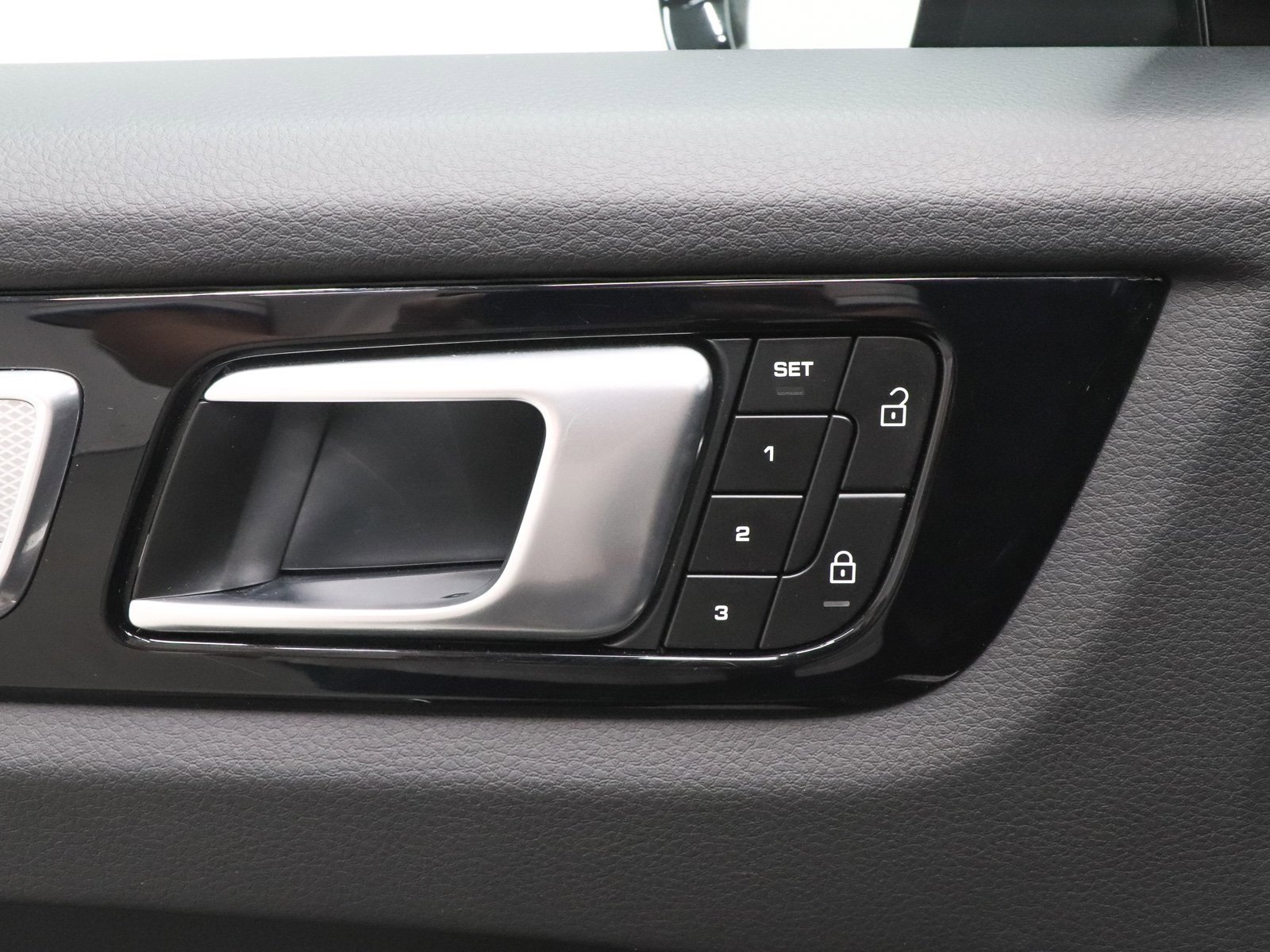 Used 2023 Porsche Cayenne Platinum Edition image 9