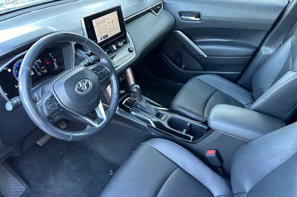 Used 2023 Toyota Corolla Cross XLE w/ Convenience Package FWD image 10