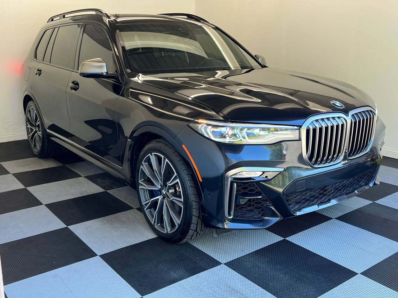 Used 2020 BMW X7 M50i w/ Executive Package image 3