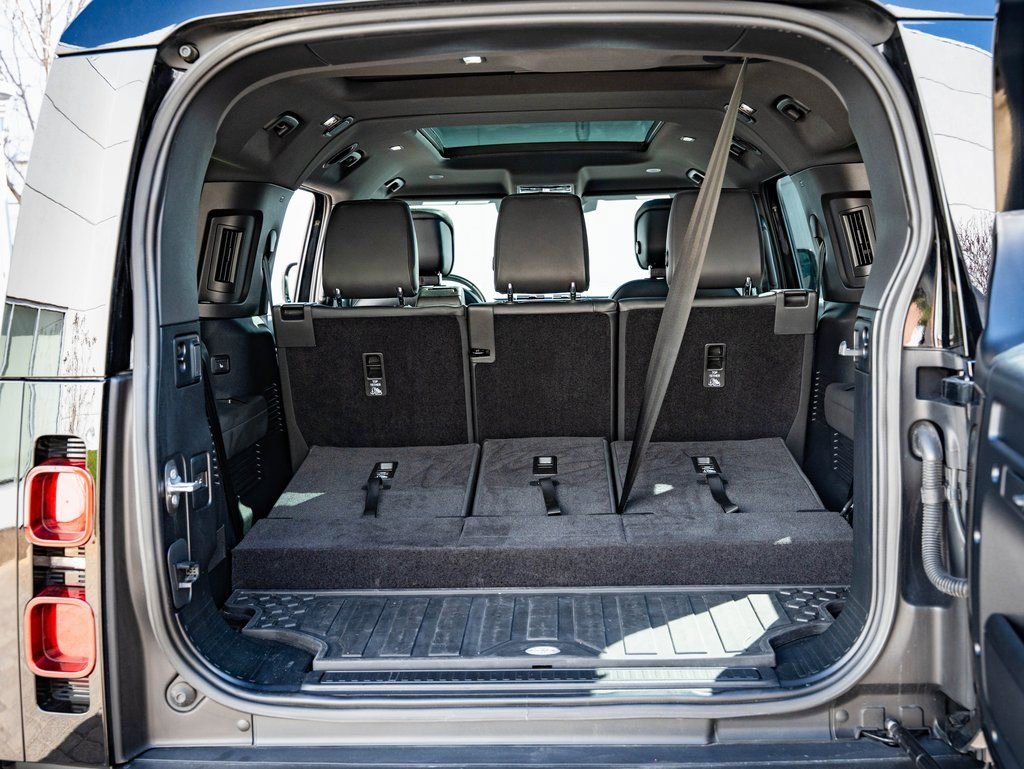 Used 2023 Land Rover Defender 130 X-Dynamic SE image 20