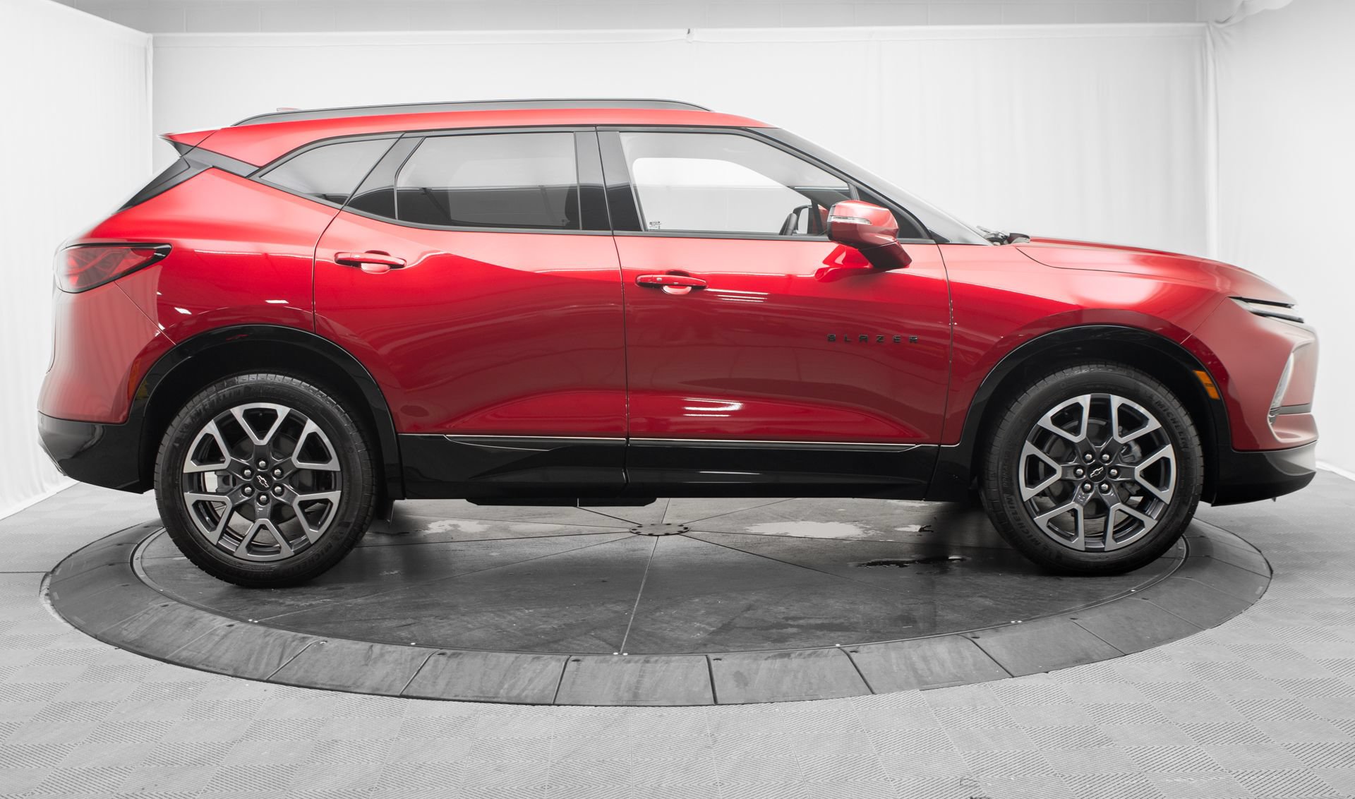 Used 2025 Chevrolet Blazer RS w/ Driver Confidence II Package AWD/4WD image 2