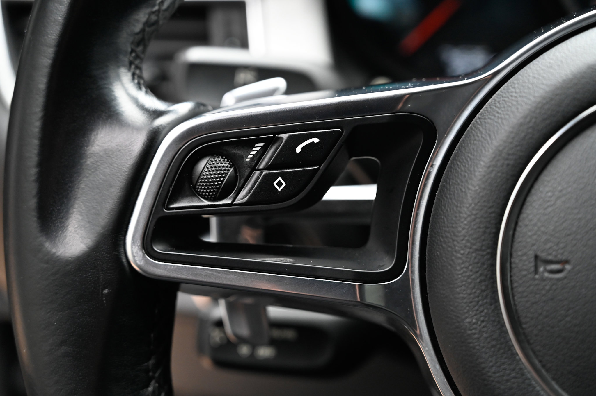 Used 2018 Porsche Macan Turbo image 24