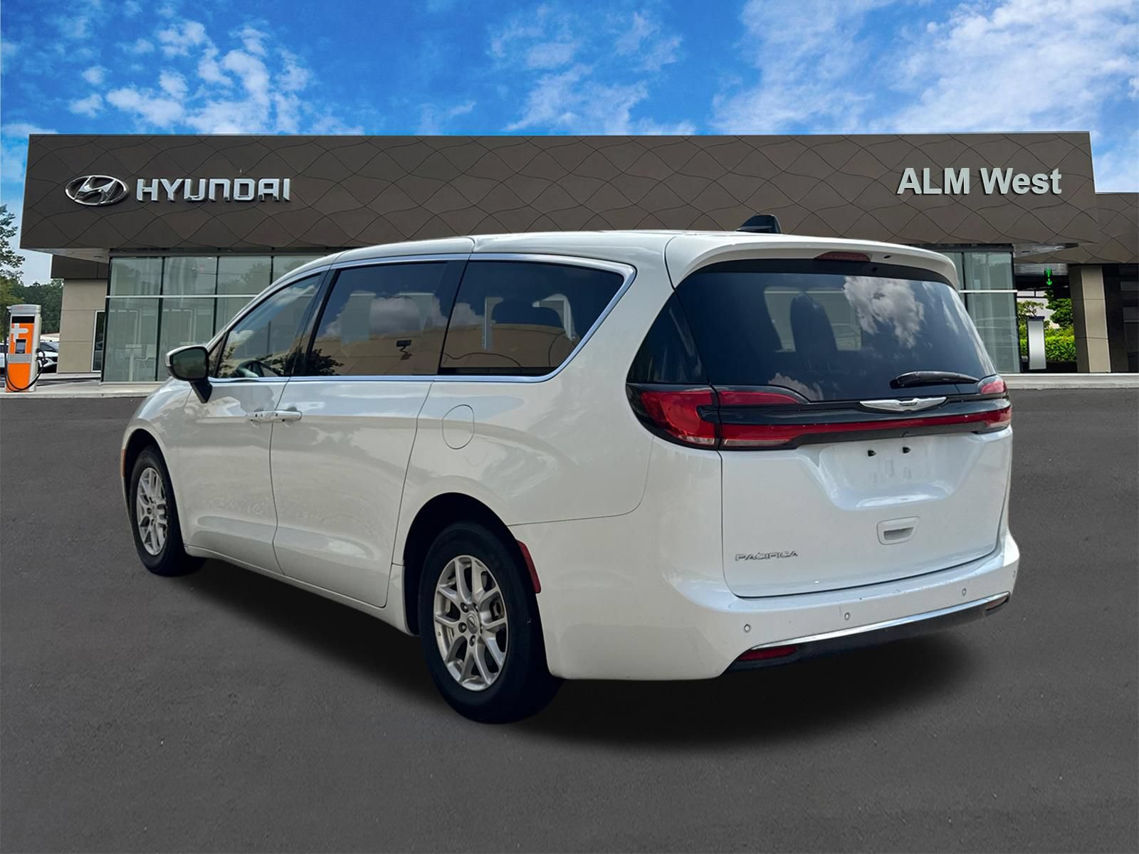 Used 2023 Chrysler Pacifica Touring-L FWD image 7