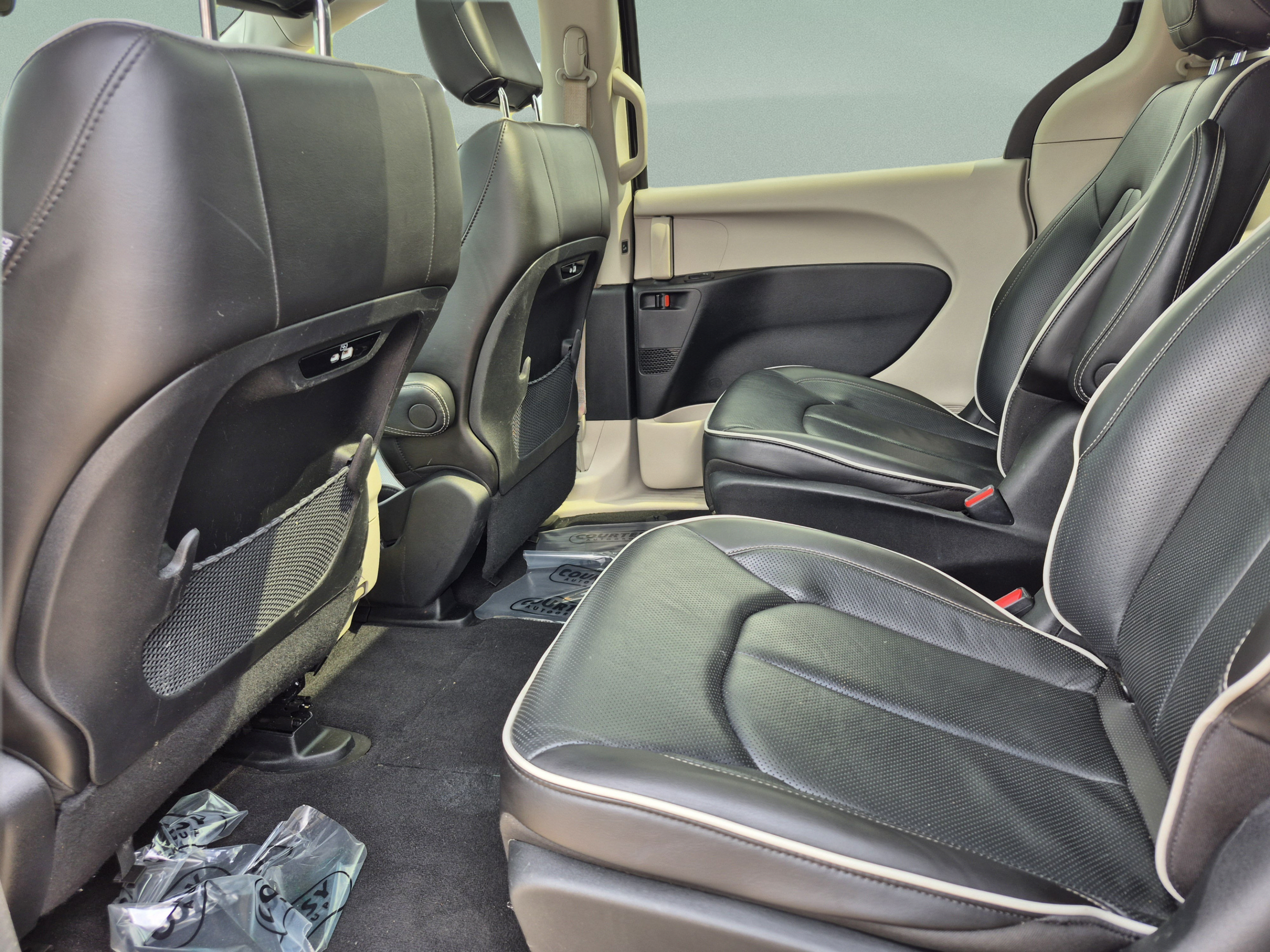 Used 2023 Chrysler Pacifica Limited FWD image 17