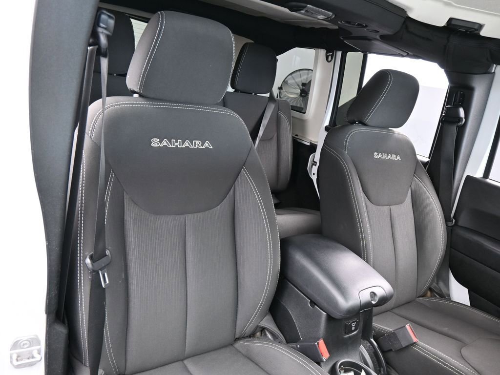 Used 2018 Jeep Wrangler Unlimited Sahara w/ Connectivity Group image 40