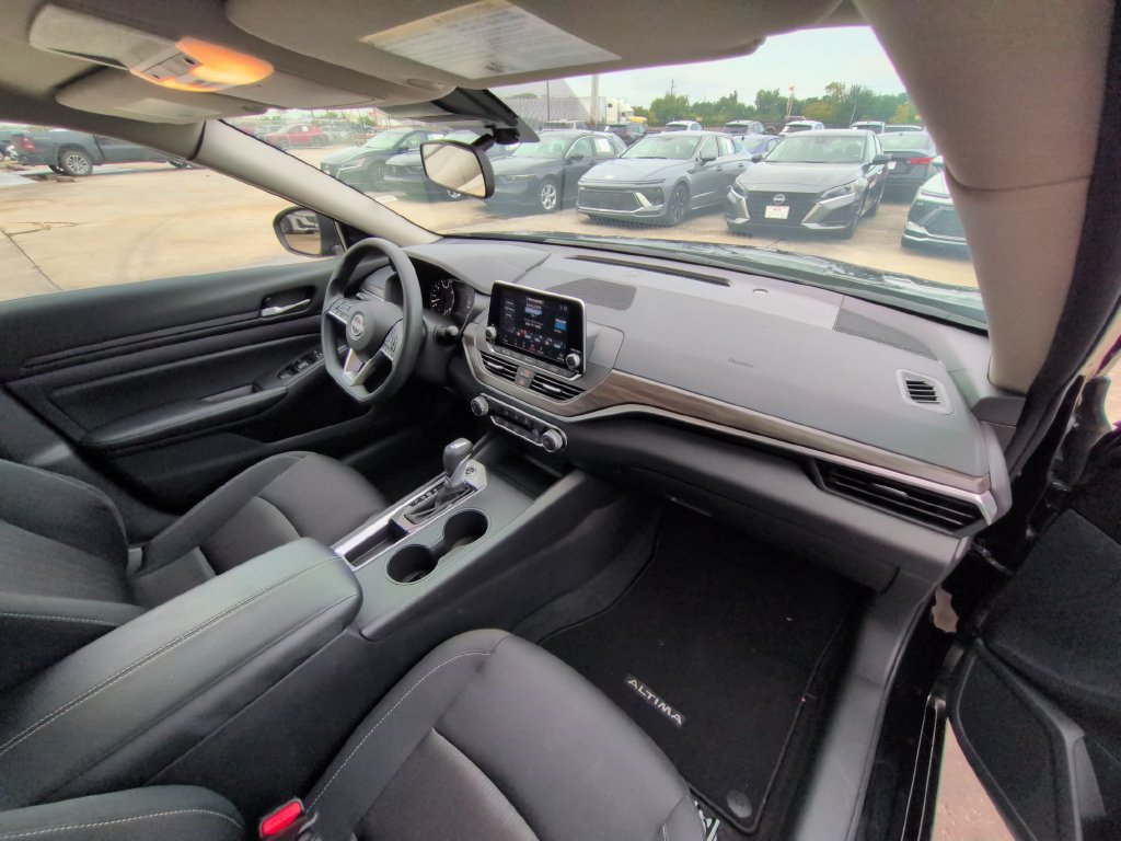 Used 2025 Nissan Altima 2.5 SV FWD image 31