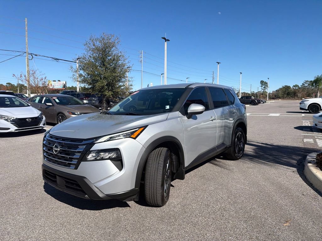 Used 2024 Nissan Rogue SV image 4