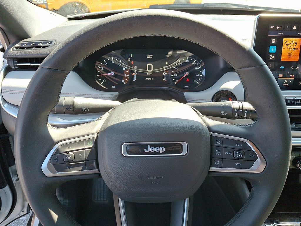 Used 2025 Jeep Compass Limited image 17