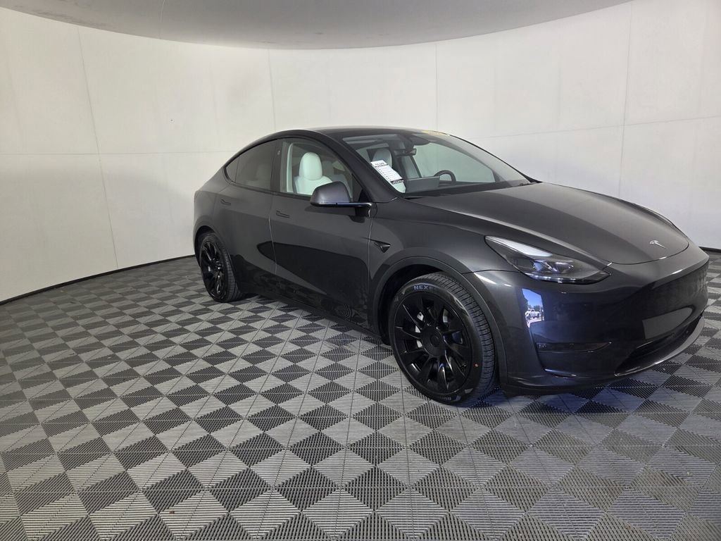 Used 2024 Tesla Model Y Long Range AWD/4WD image 2