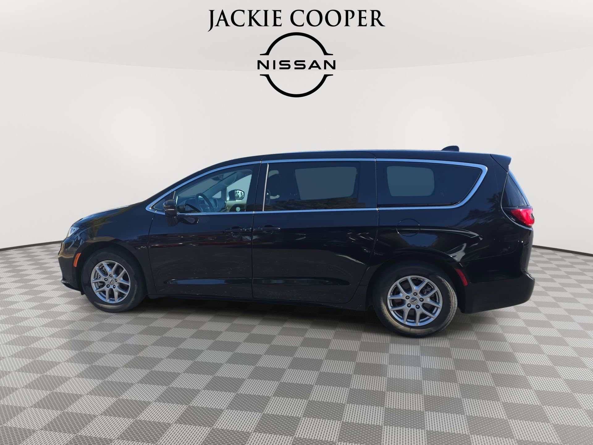 Used 2024 Chrysler Pacifica Touring-L FWD image 8