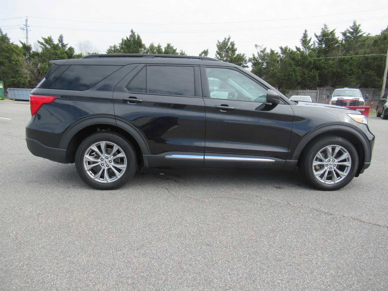 Used 2022 Ford Explorer XLT w/ Equipment Group 202A image 4