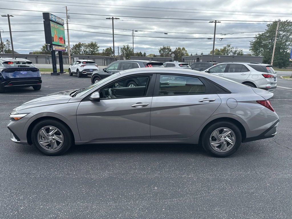 Used 2025 Hyundai Elantra SE w/ Cargo Package image 2