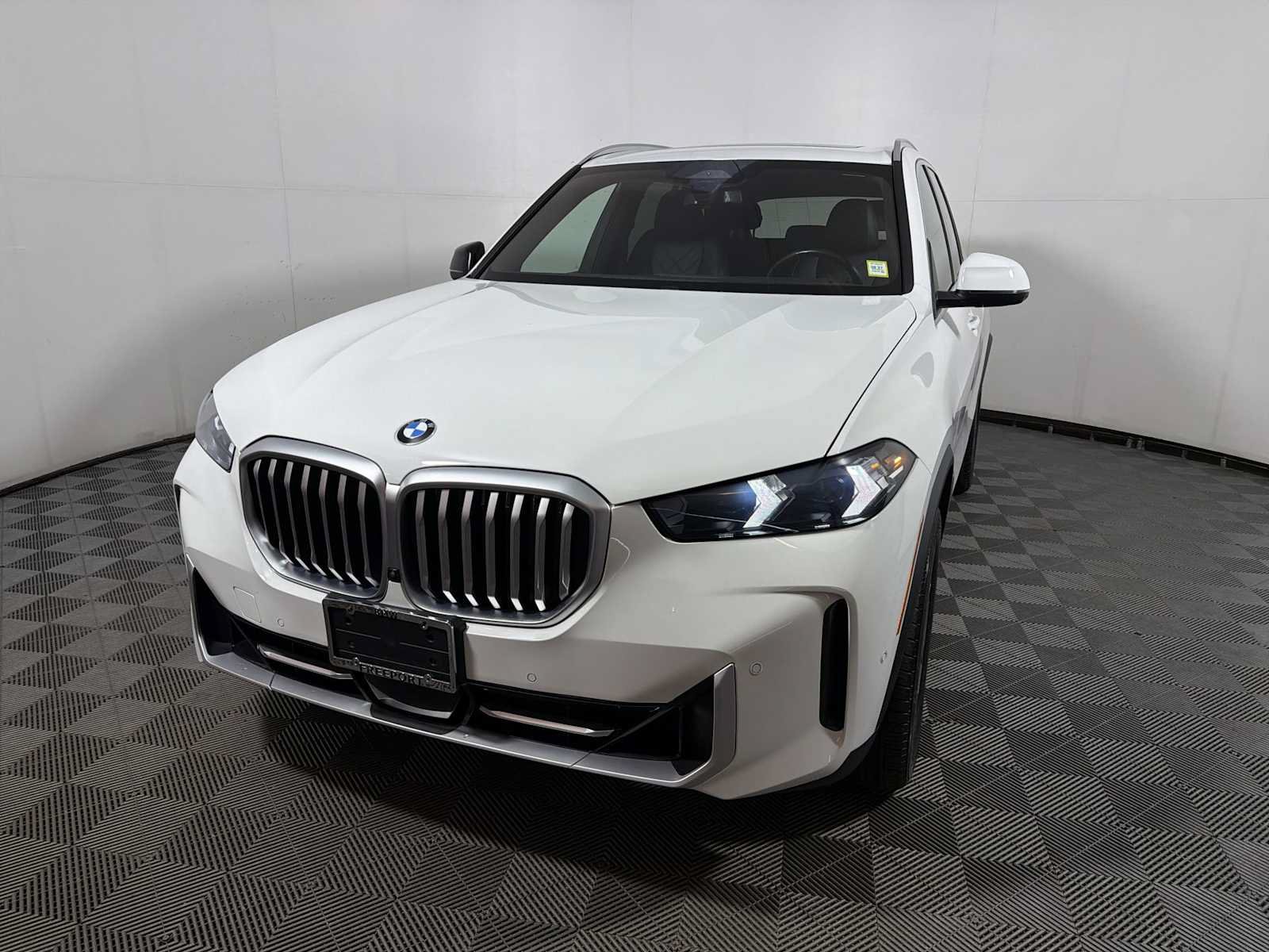 Used 2024 BMW X5 xDrive40i w/ Parking Assistance Package AWD/4WD image 3